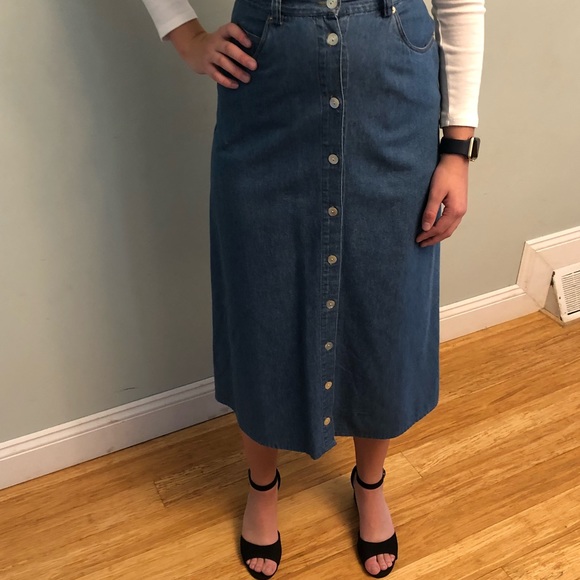 Long denim skirt with mother of pearl type buttons - Picture 3 of 7